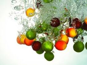 果実の酸による果実の皮むき、そのおかげで皮膚細胞が再生されます